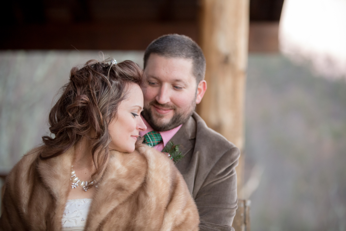 Smoky Mountain cabin wedding photos in Sevierville by Sevierville and Knoxville wedding photographer 2 Hodges Photography