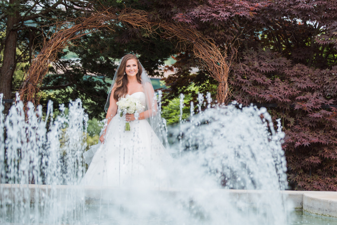 Knoxville bridal portraits at Crescent Bend in Knoxville by Knoxville wedding photographers 2 Hodges Photography